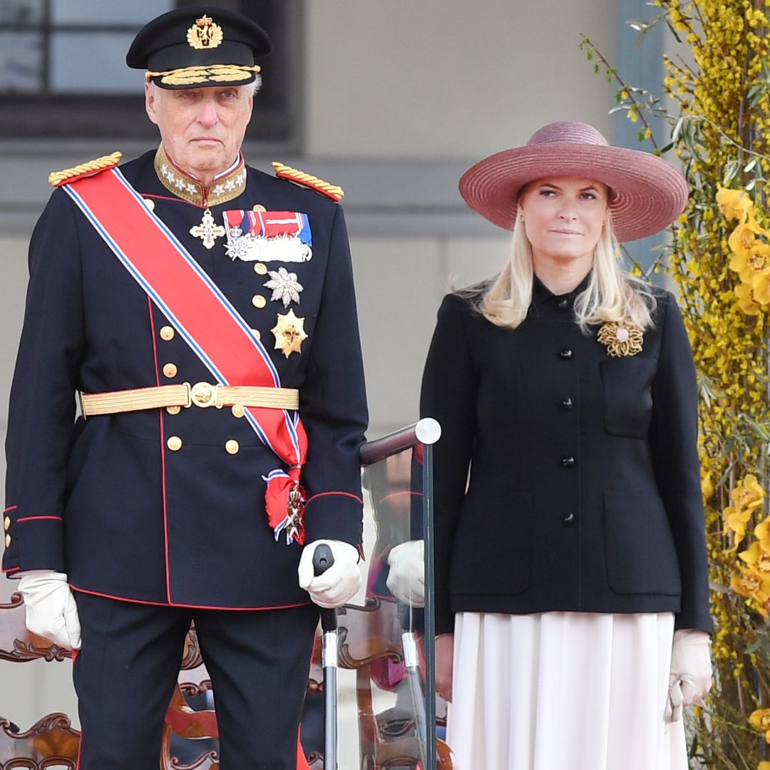 El regreso del rey Harald a Noruega no frena la crisis: presión sobre el médico de Mette-Marit y un juicio que no acaba