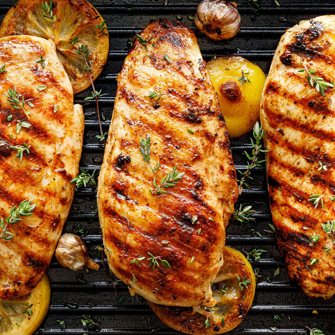 Los expertos coinciden: el pequeño gesto al cocinar pollo que puede arruinarte la comida