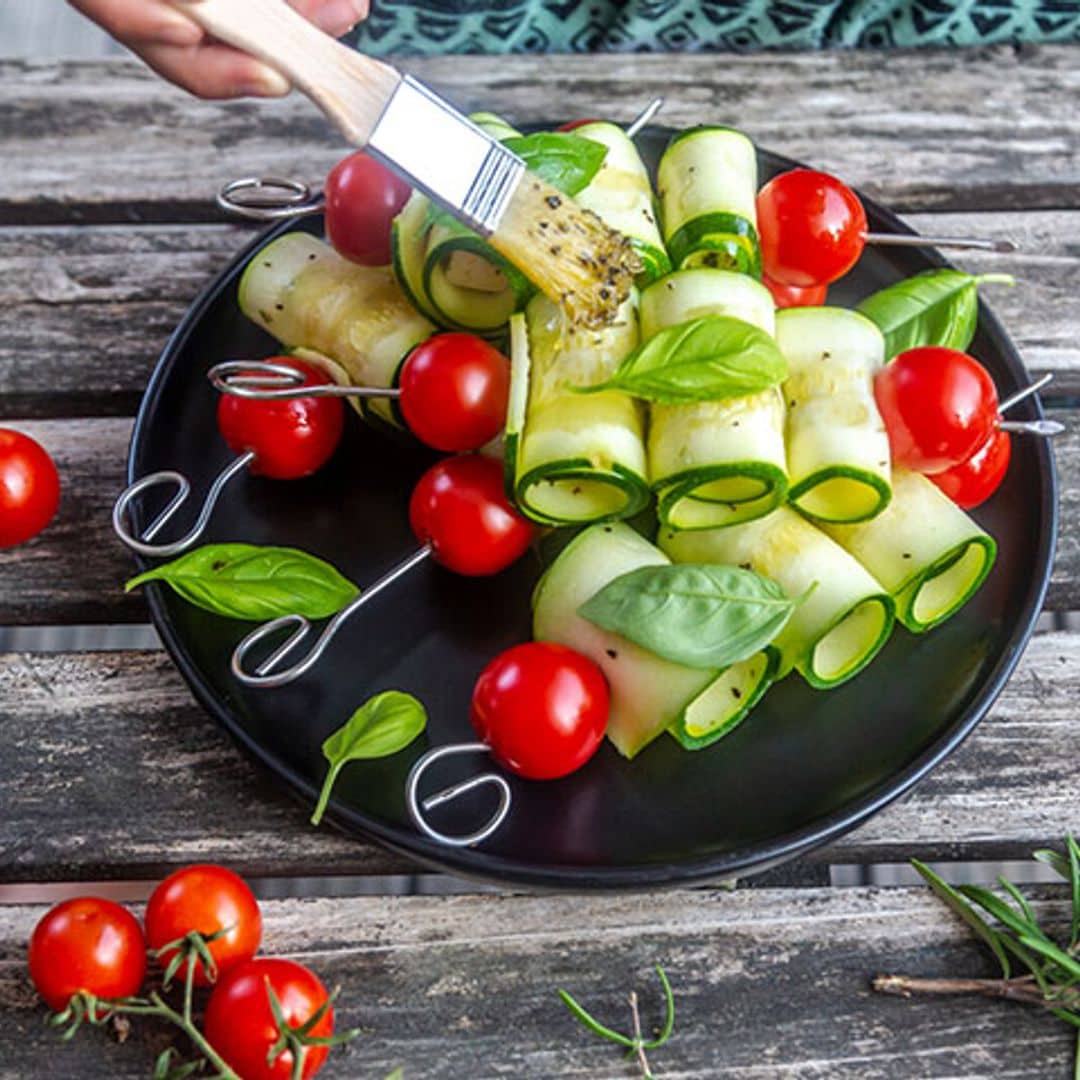 Rollitos de calabacín con tomates cherry, albahaca y vinagreta de hierbas