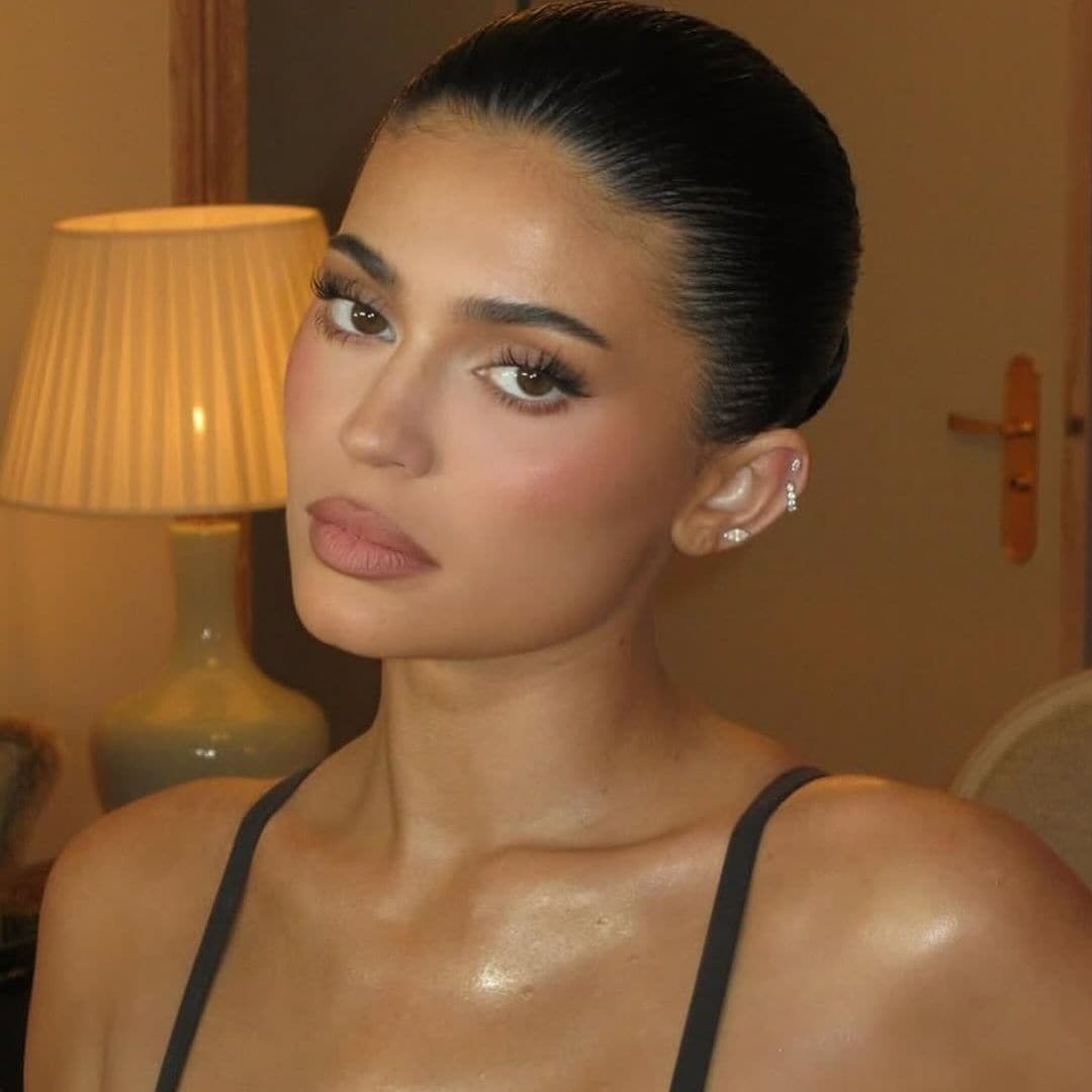 Kylie Jenner con maquillaje bronceado, recogido pulido y piel luminosa