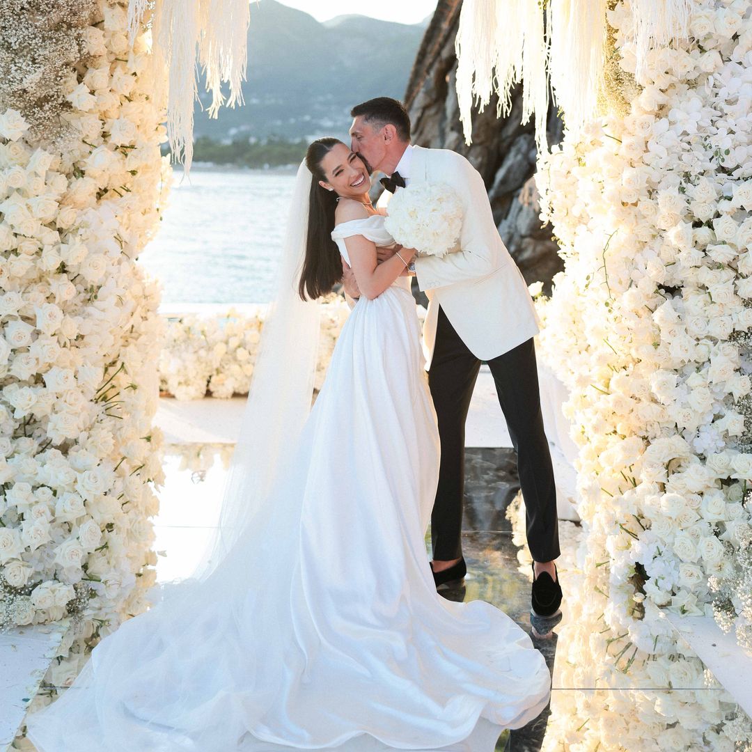 La boda en la playa de Nikolija y Stefan Savić (exjugador del Atlético de Madrid): vestido de Vivienne Westwood y flores blancas