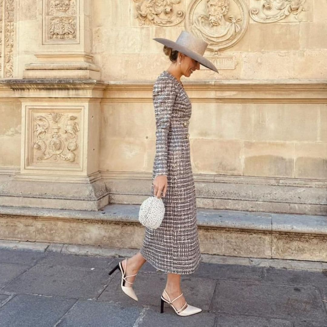 La invitada más elegante de esta boda en Sevilla llevó un vestido-abrigo de tweed que resuelve cualquier look de Navidad