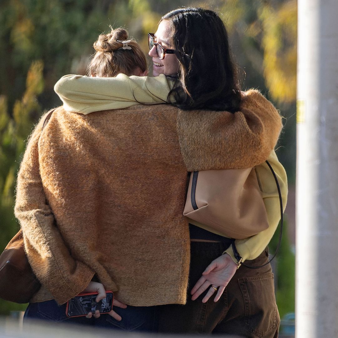 Victoria de Marichalar, de 25 años, e Irene Urdangarin, de 20, ya lo dejaron claro hace tiempo en la cuenta de Instagram de la ahijada del Rey con motivo de sus respectivos cumpleaños. Del "te quiero con locura" de Victoria al "mi mejor amiga" de Irene. En las imágenes, a la salida del restaurante donde almorzaron. Es uno de sus preferidos y está cerca de la Zarzuela