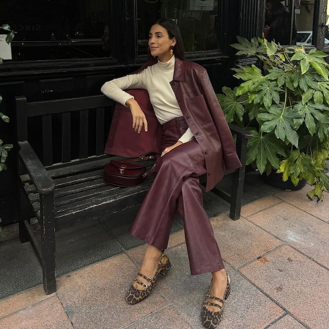 Sassa de Osma con un look de cuero burdeos de Sézane