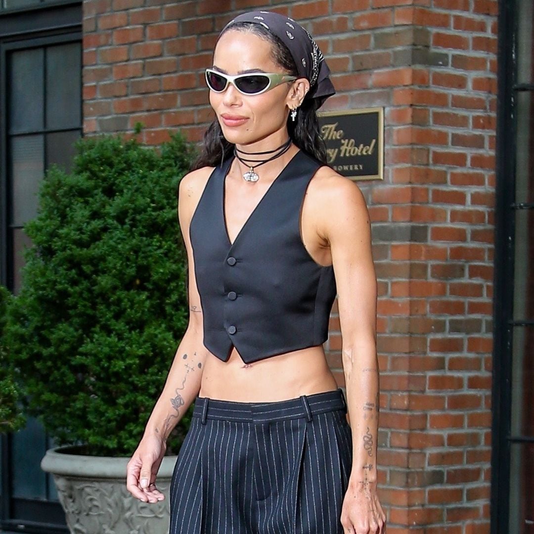 Zoë Kravitz le da su toque personal al traje de pantalón y chaleco