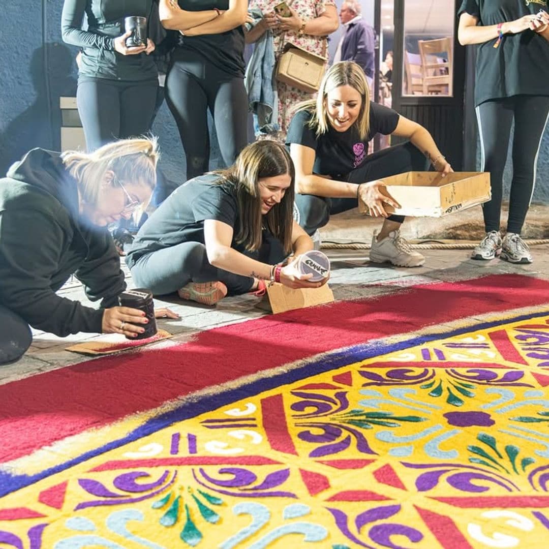 Elaborando las alfombras de Elche de la Sierra, Albacete