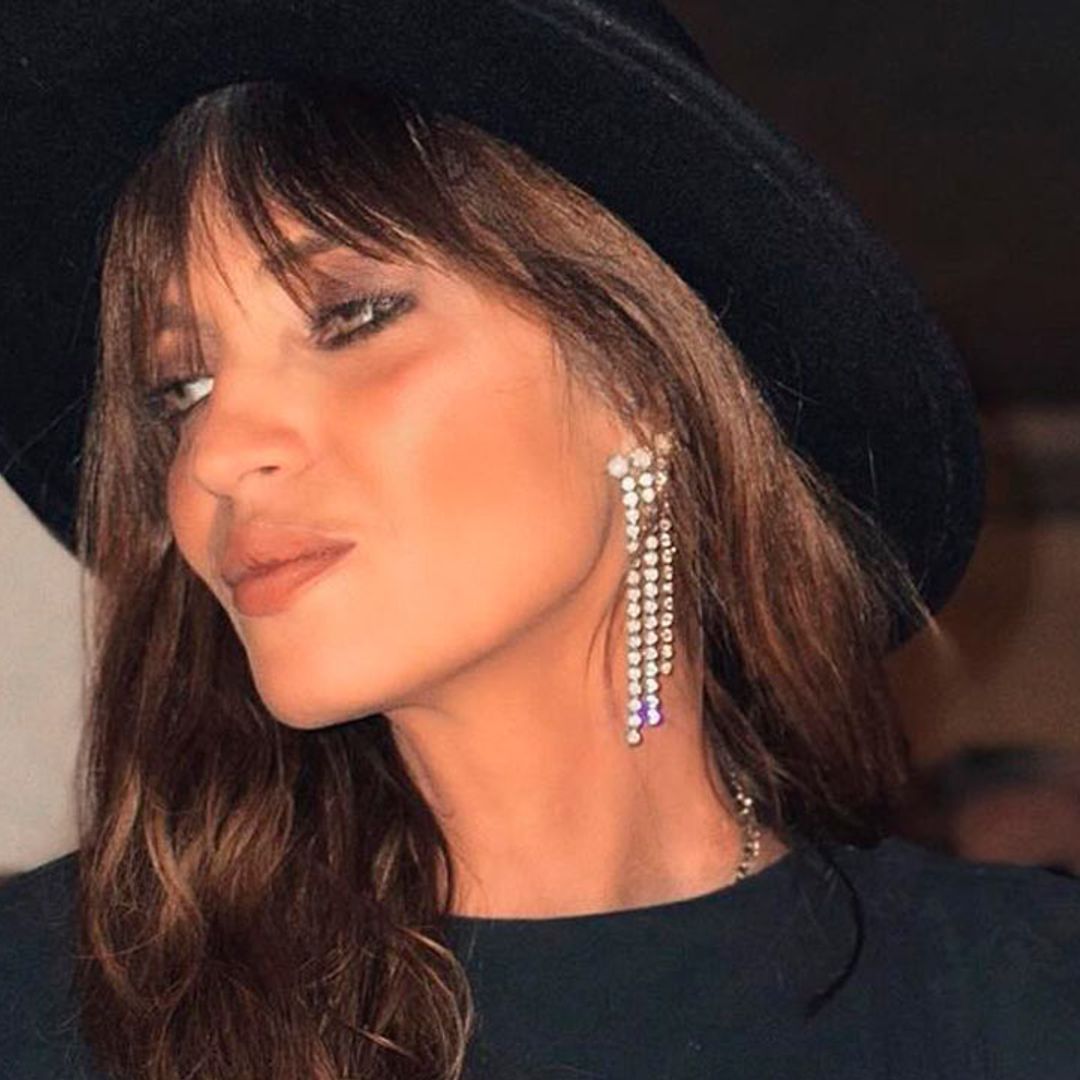 Sara Carbonero, con los 'jeans' rojos que darán una segunda vida a tus básicos