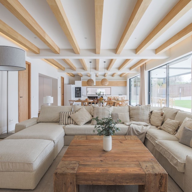 Salón con techo de vigas de madera
