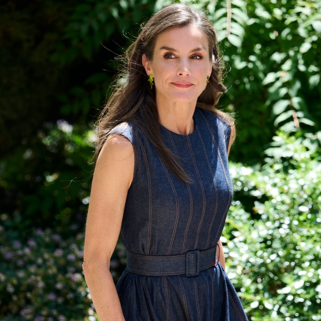 La reina Letizia rescata su vestido más polivalente en su visita a un monasterio milenario en plena ola de calor