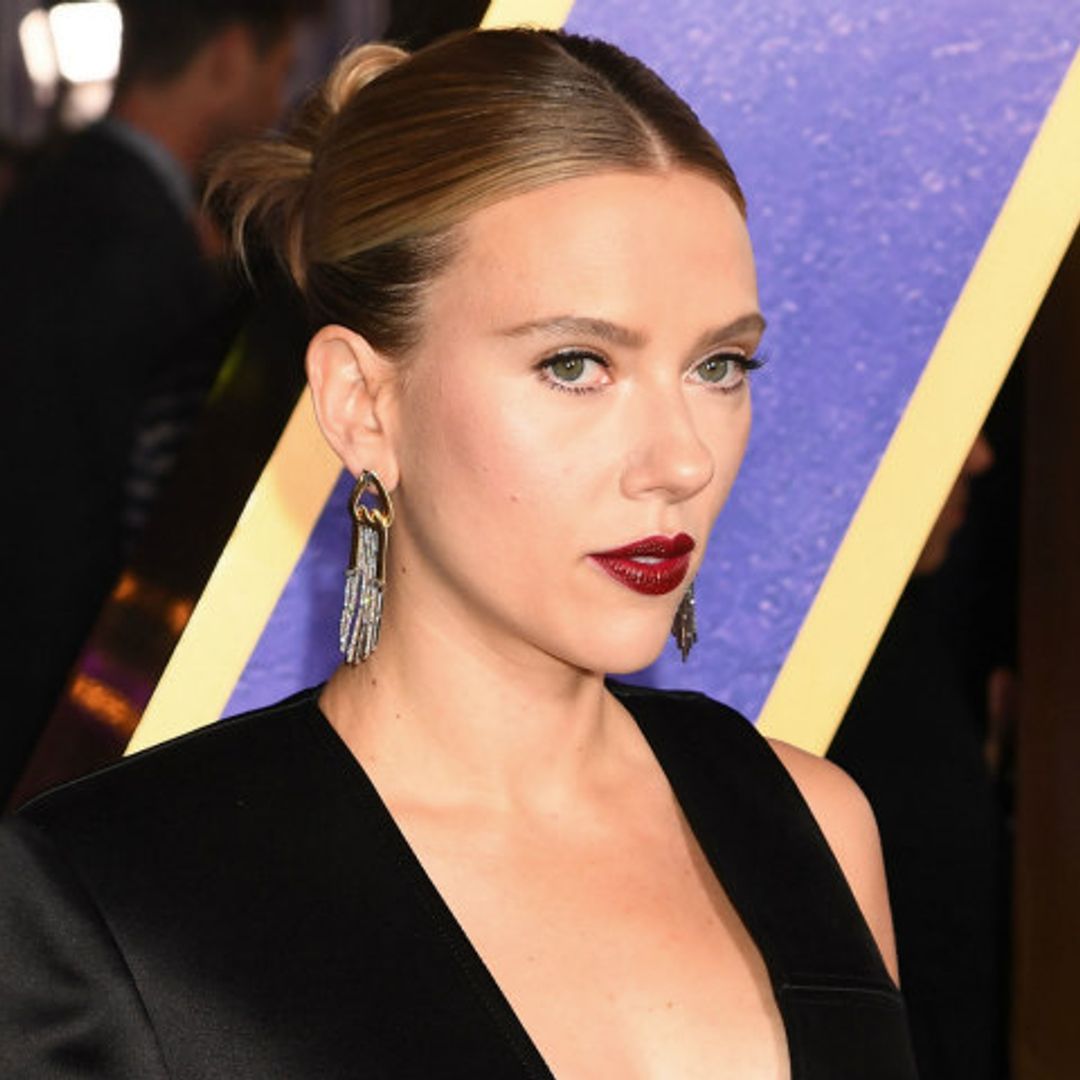Scarlett Johansson se rinde al escotazo que disimula el pecho