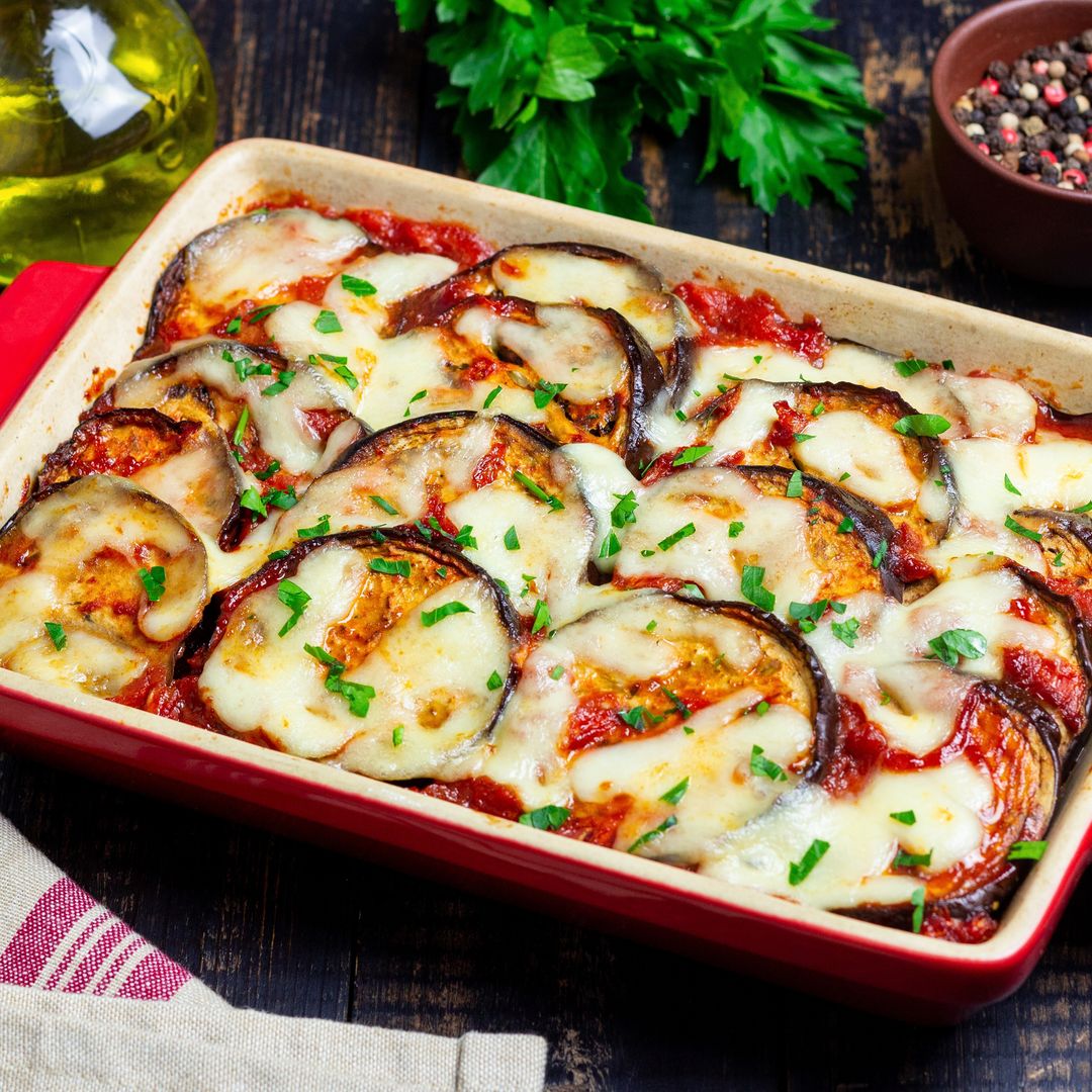 Berenjenas al horno con tomate y queso: la receta que te saca de cualquier apuro