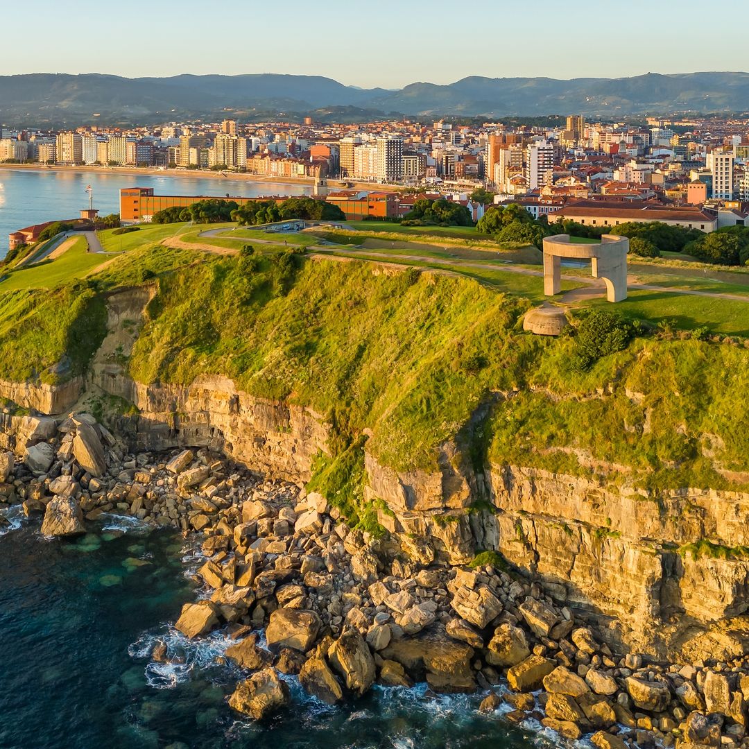 La escultura Elogio del Horizonte en el cerro de Santa Catalina, Gijón, Asturias