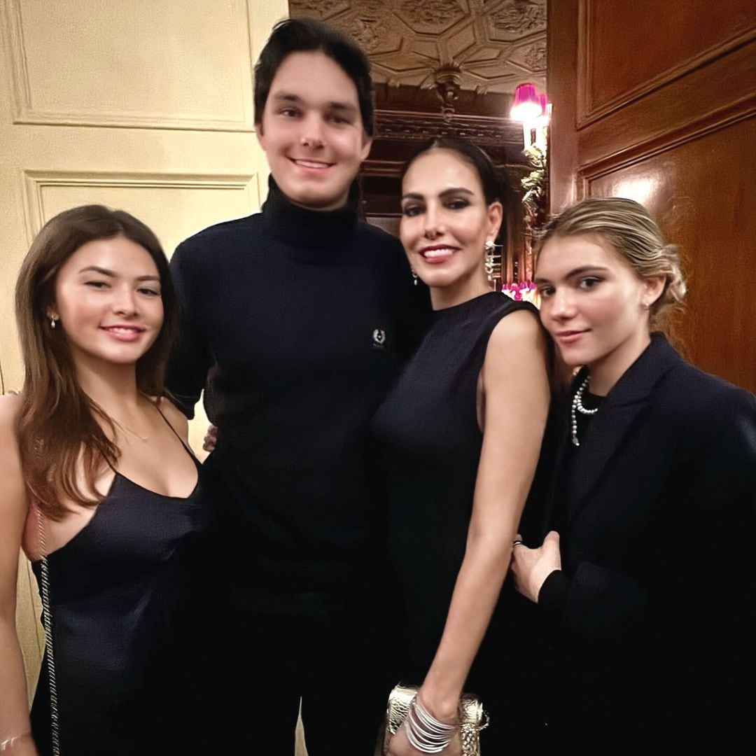 Adriana Abascal acompañada de sus tres hijos