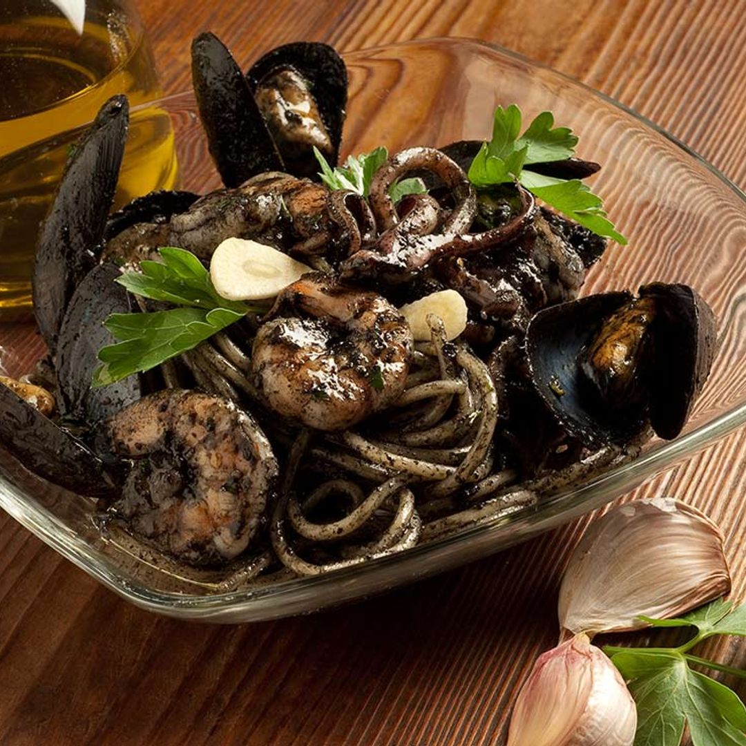 Pasta con mejillones, gambas y calamares en su tinta