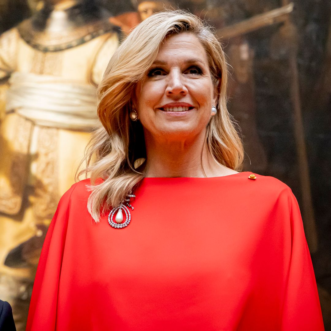 Máxima impacta de rojo en su cita nocturna con el emperador japonés y rescata un broche antiguo de perlas y diamantes