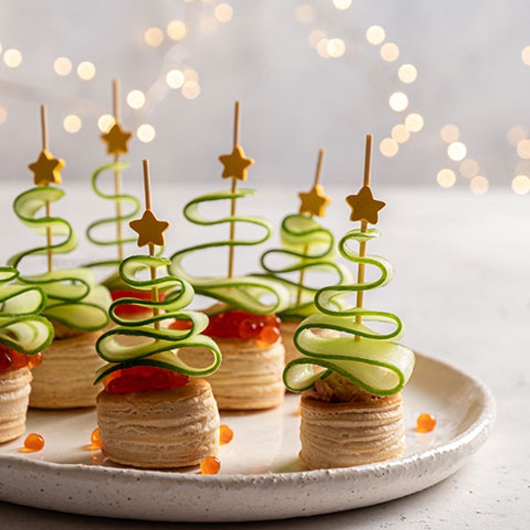 Volovanes rellenos de paté de salmón con huevas y pepino