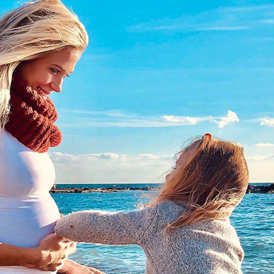 ¡Nada la detiene! Así hace yoga Patricia Montero embarazada de 8 meses