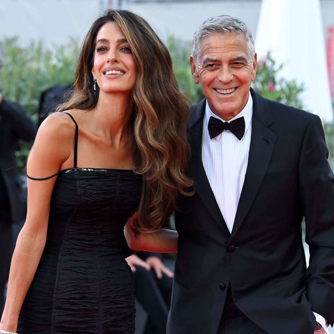 Amal Clooney impacta con un sensual vestido negro y ajustado en la primera noche de Venecia: un diseño a medida con frunces que esculpen a la perfección su figura