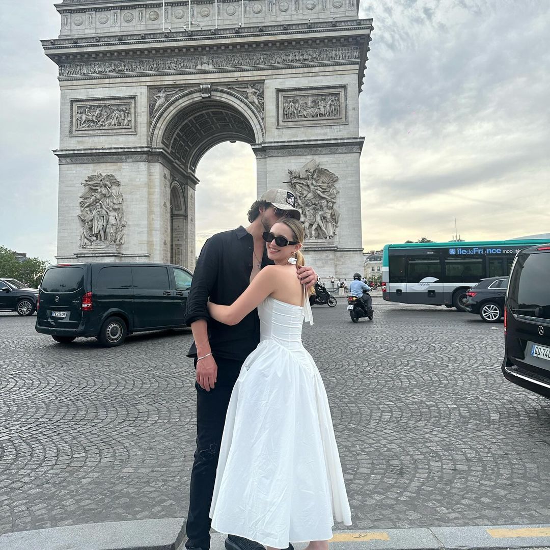 Mía Rubín y su novio llevan su amor por primera vez a París