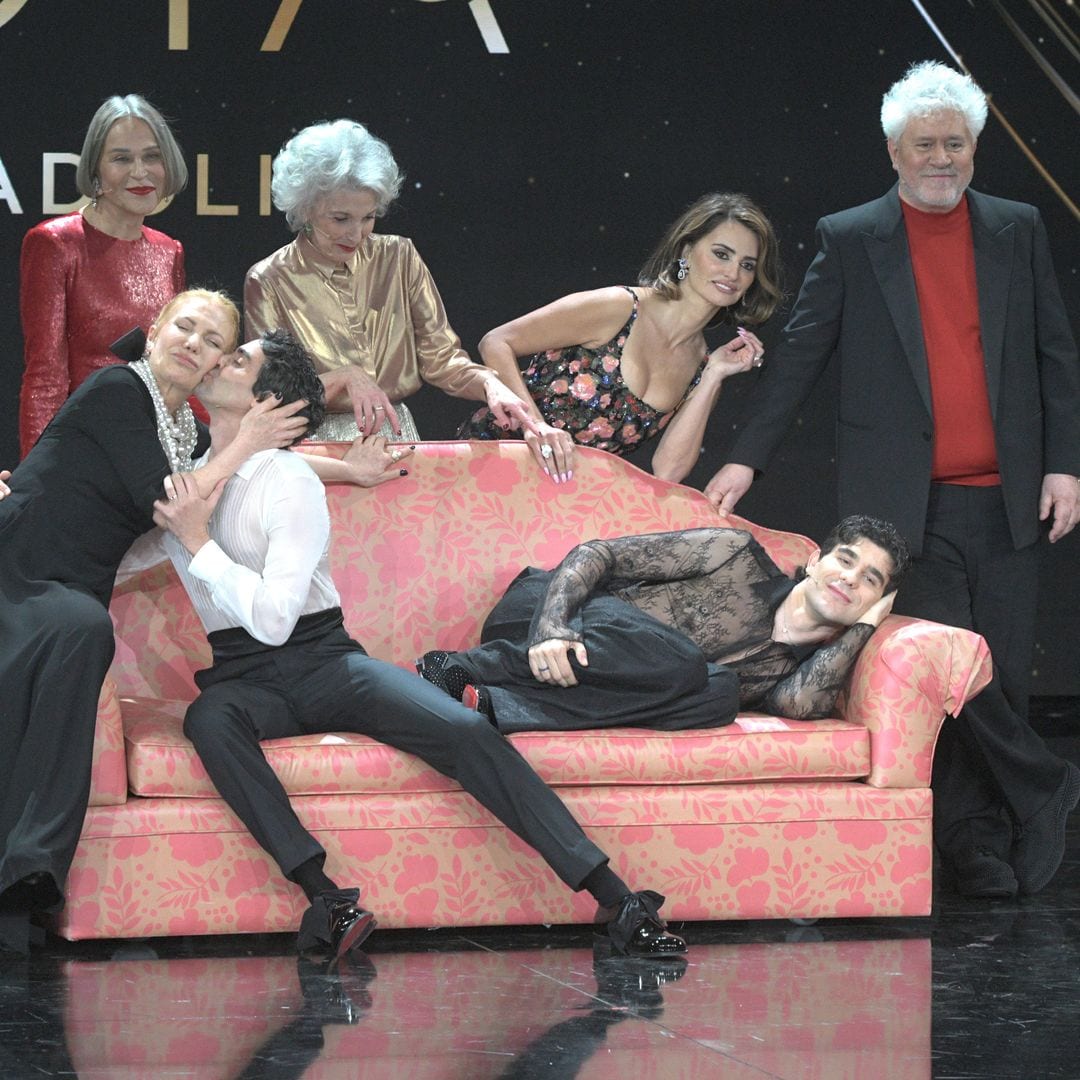 Los presentadores Javier Ambrossi y Javier Calvo posan con (i-d) las actrices Cecilia Roth, Antonia San Juan, Marisa Paredes, Penélope Cruz y el director Pedro Almodóvar, durante la gala de la 38 edición de los Premios Goya, en el Auditorio Feria de Valladolid, a 10 de febrero de 2024, en Valladolid, Castilla y León (España).