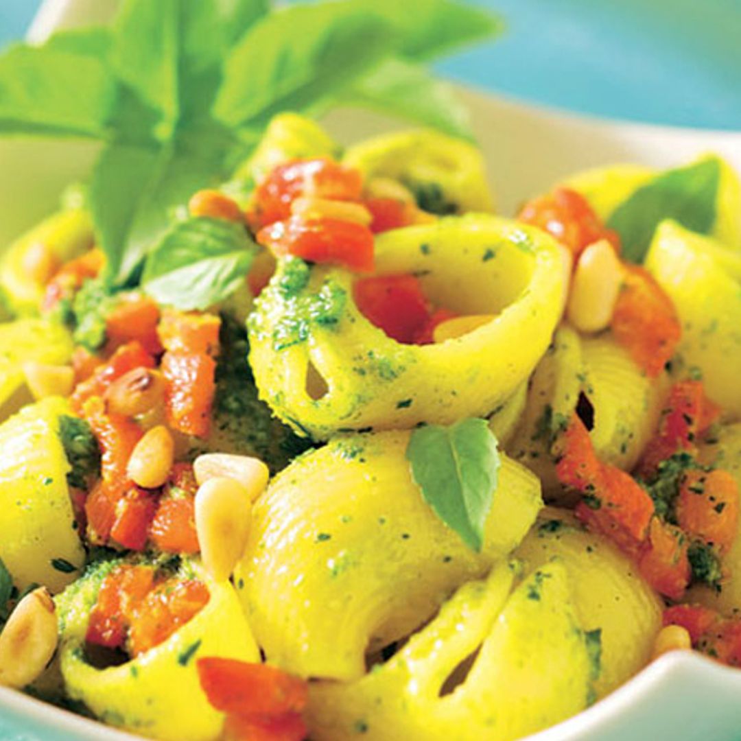 Caracolas con pimientos rojos, piñones y albahaca