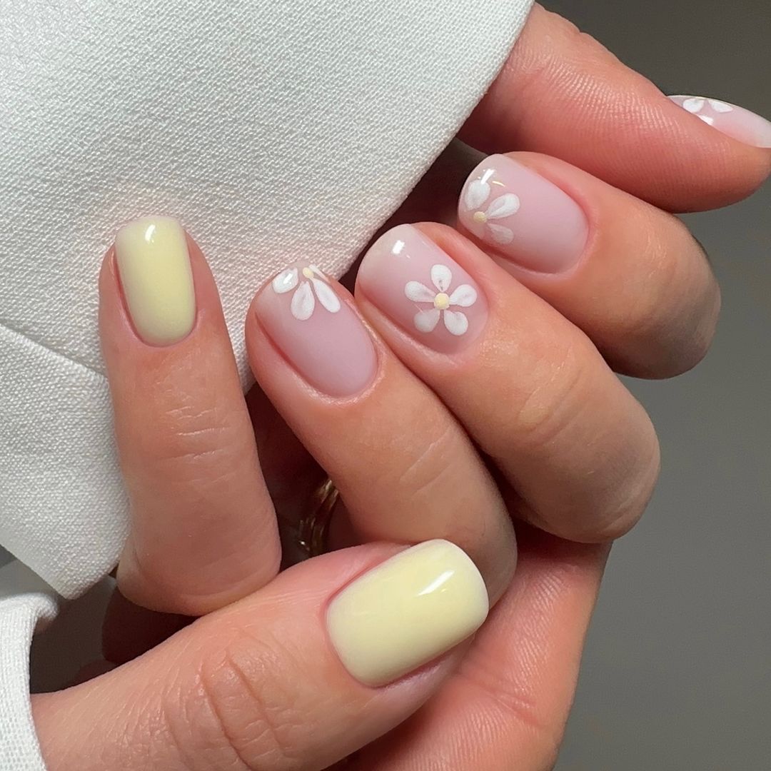 Amarillo mantequilla: el color de uñas original y elegante más pedido en los salones esta primavera