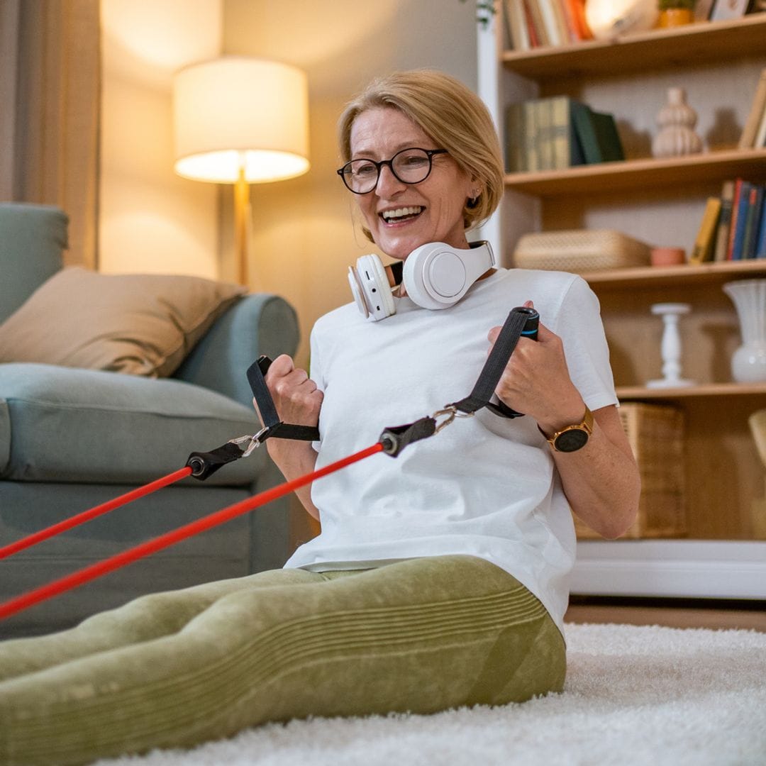 Los mejores ejercicios de fuerza a partir de los 50 para hacer en casa si solo tienes 20 minutos libres al día