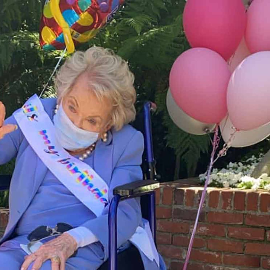 La viuda de Kirk Douglas celebra sus 101 años con mascarilla y a distancia