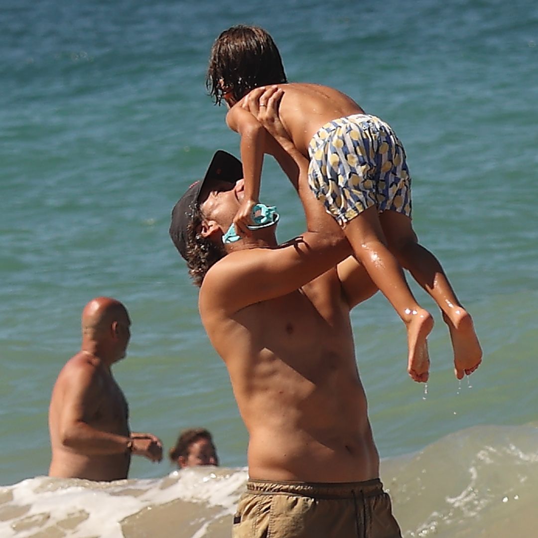 Feliciano López, padrazo y el mejor entrenador de sus hijos en sus vacaciones familiares en Cádiz: palas, juegos y diversión en la orilla del mar