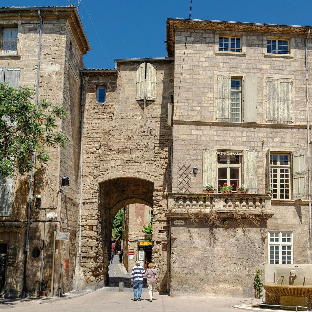 Puerta de Faugères, en el centro histórico de Pézenas, Francia
