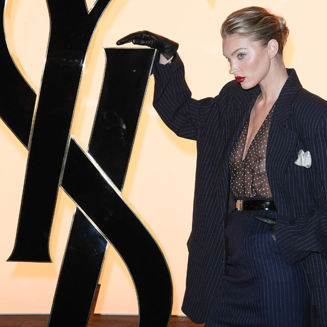 De Elsa Hosk a Lily Collins: las transparencias y el color negro seducen a las invitadas de Saint Laurent
