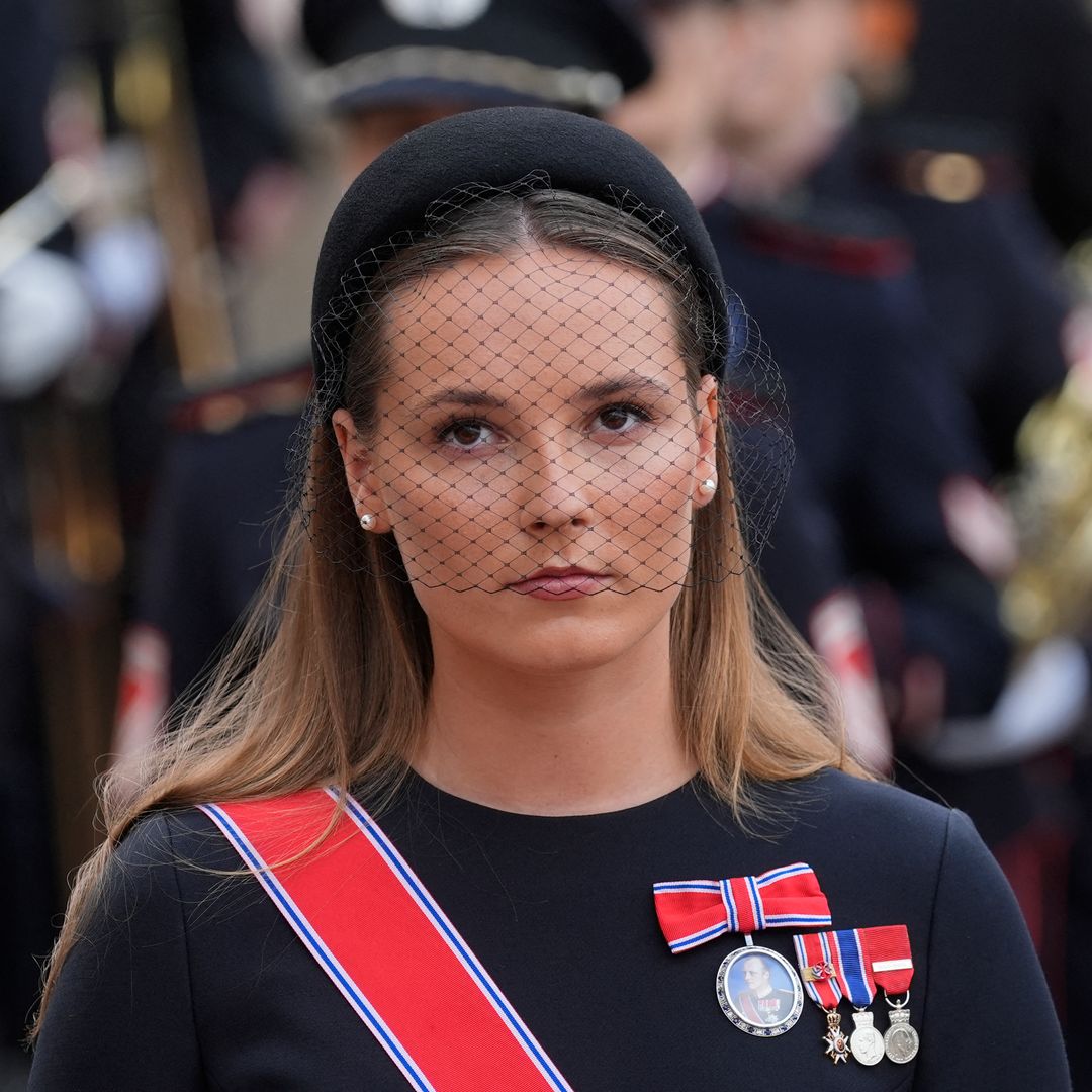La princesa heredera homenajea a su abuela Sonia emulando su icónico look de la proclamación de Harald V hace 35 años
