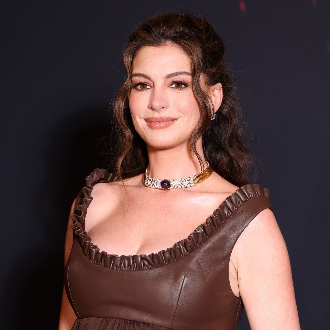 El maratón de estilo de Anne Hathaway tras anunciar su embarazo: del último look con impresionantes joyas de diamantes a su apuesta más bohemia