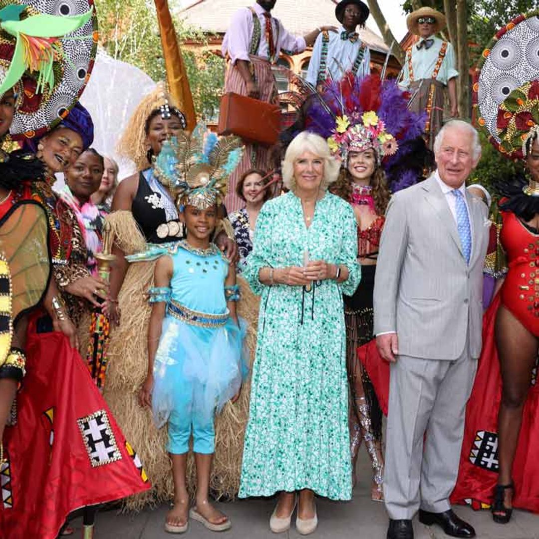 El príncipe Carlos y Camilla calientan motores para la explosión caribeña del carnaval de Notting Hill