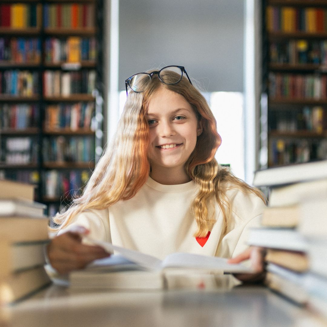 Adolescente estudiando para la PAU