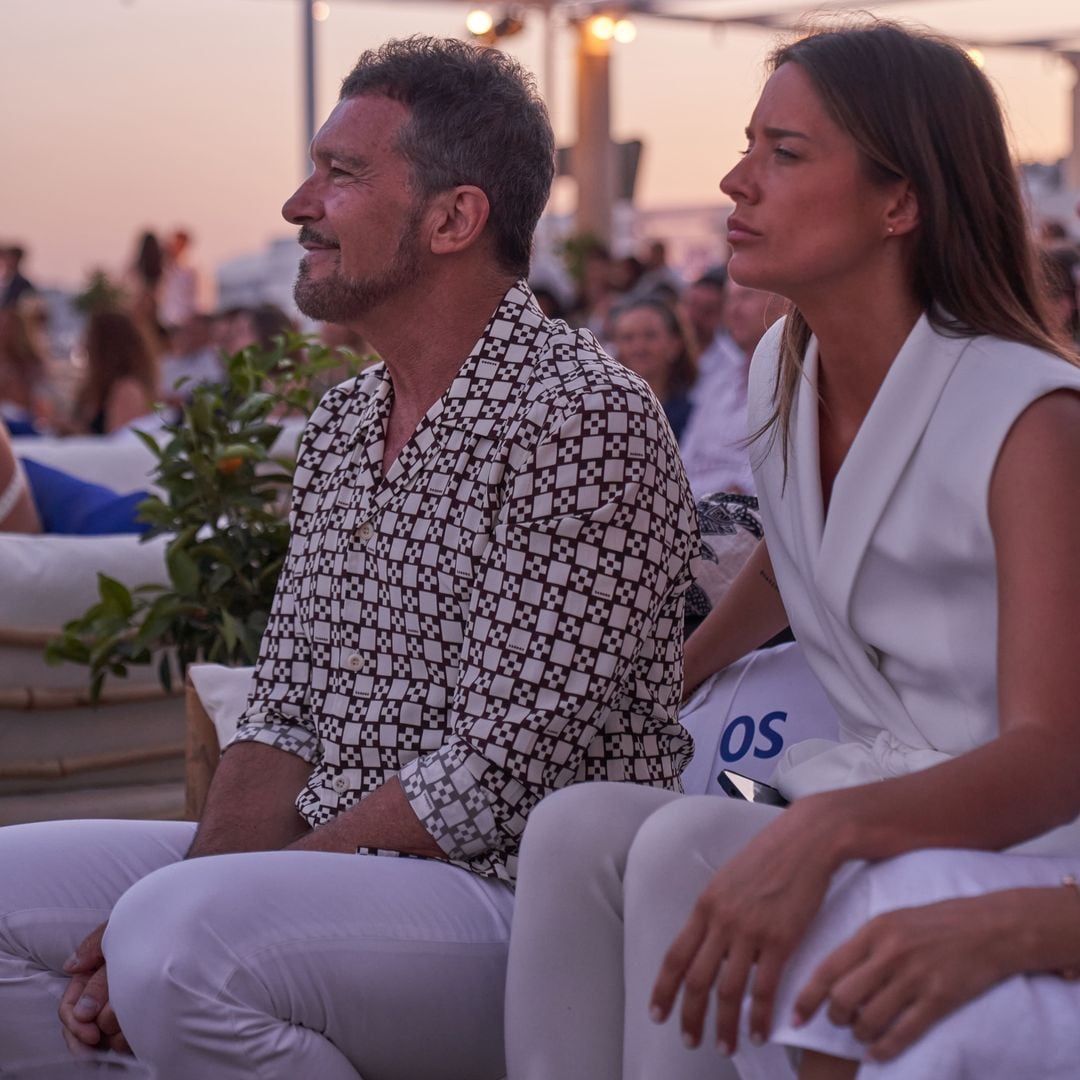 Antonio Banderas, Kirá Miró y Cayetana Guillén Cuervo disfrutan de la música de Café Quijano con vistas al mar Mediterráneo