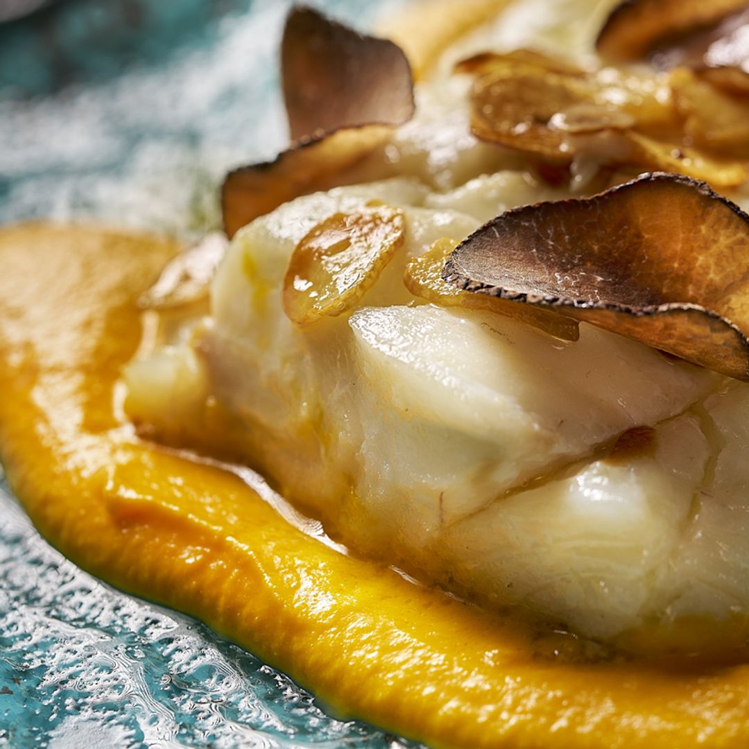 Lomo asado de skrei, su refrito, crema de calabaza y trufa