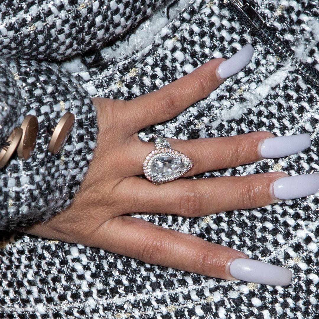 Un acercamiento al anillo de Cardi B