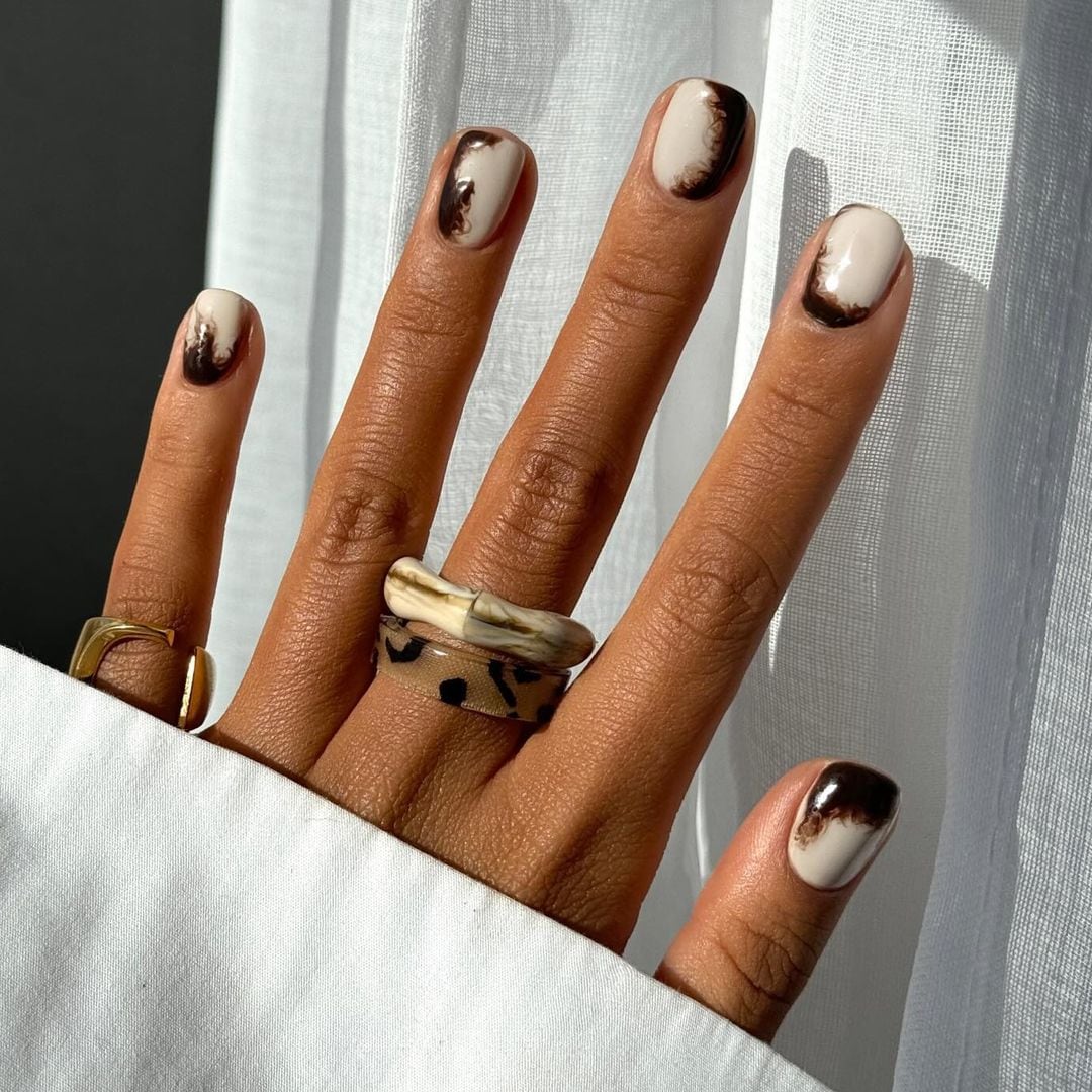 Manicura marrón 