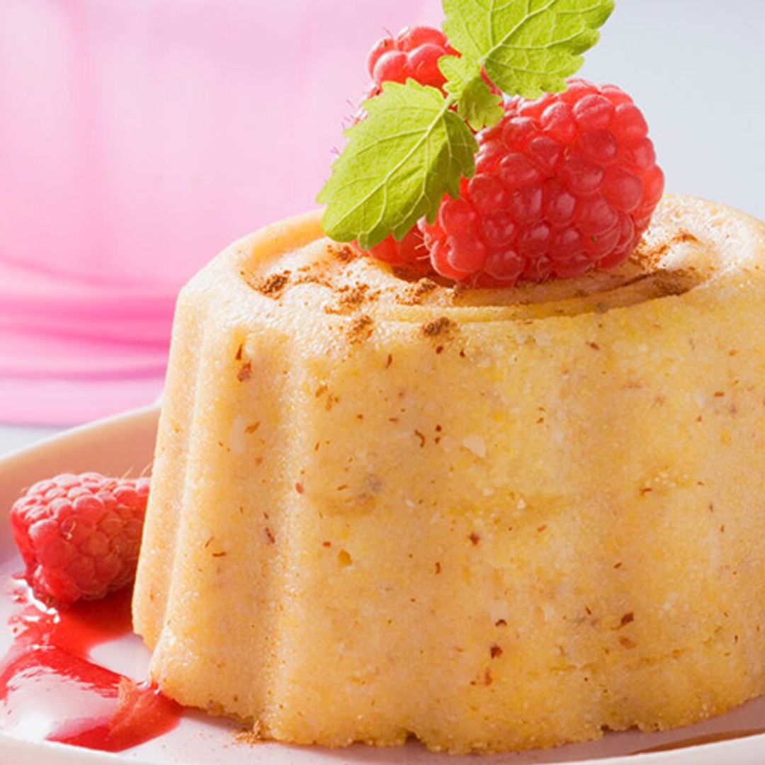 Pudin de polenta con nueces y miel y 'coulís' de fresa