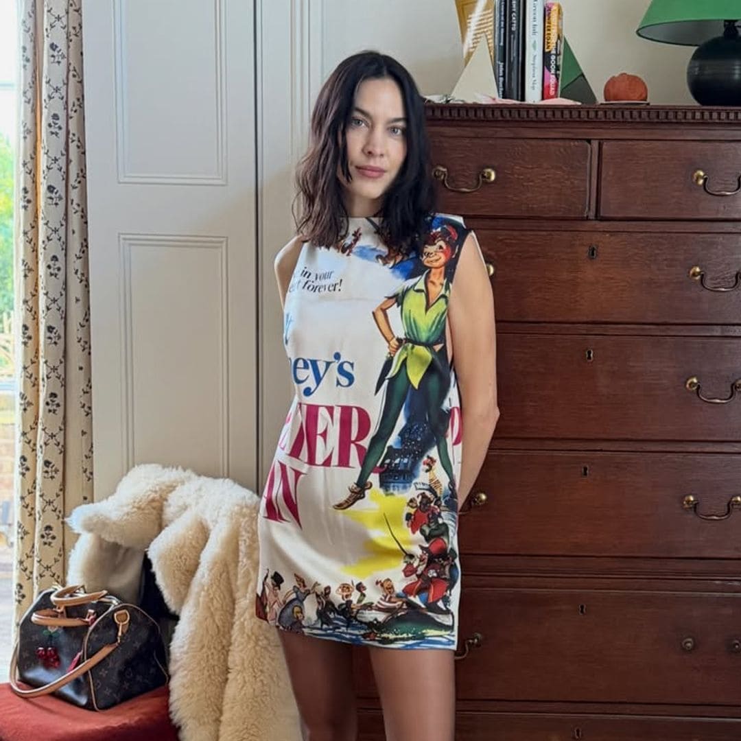 Alexa Chung celebra la Navidad con un vestido de Peter Pan de Zara (y vuelve a demostrar por qué es la 'it girl' británica)