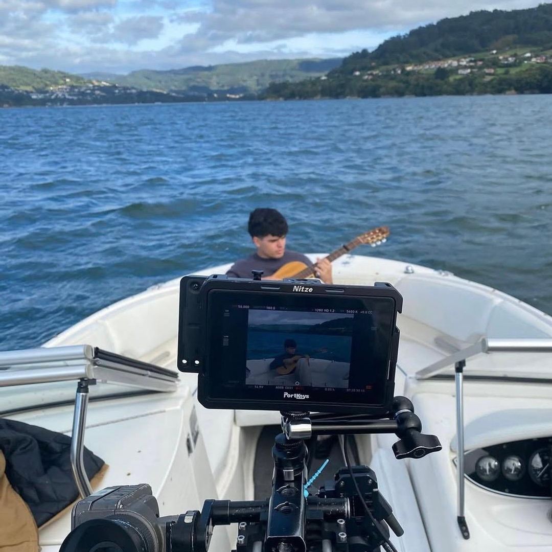 Iñigo Quintero en una grabación en un barco en el mar 
