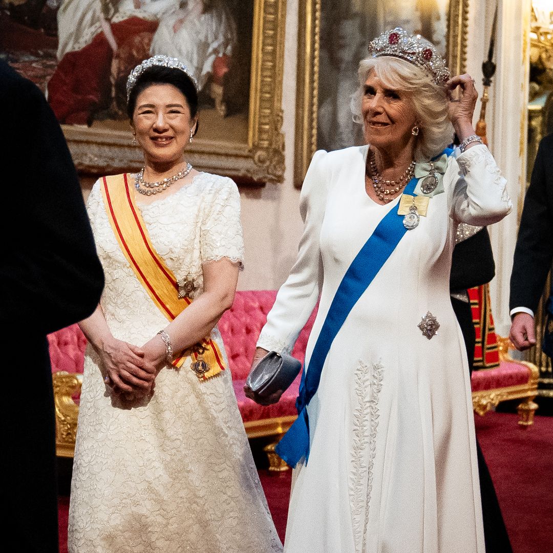 Analizamos lo que cuentan las joyas que la reina Camilla y la emperatriz Masako llevaron en Buckingham