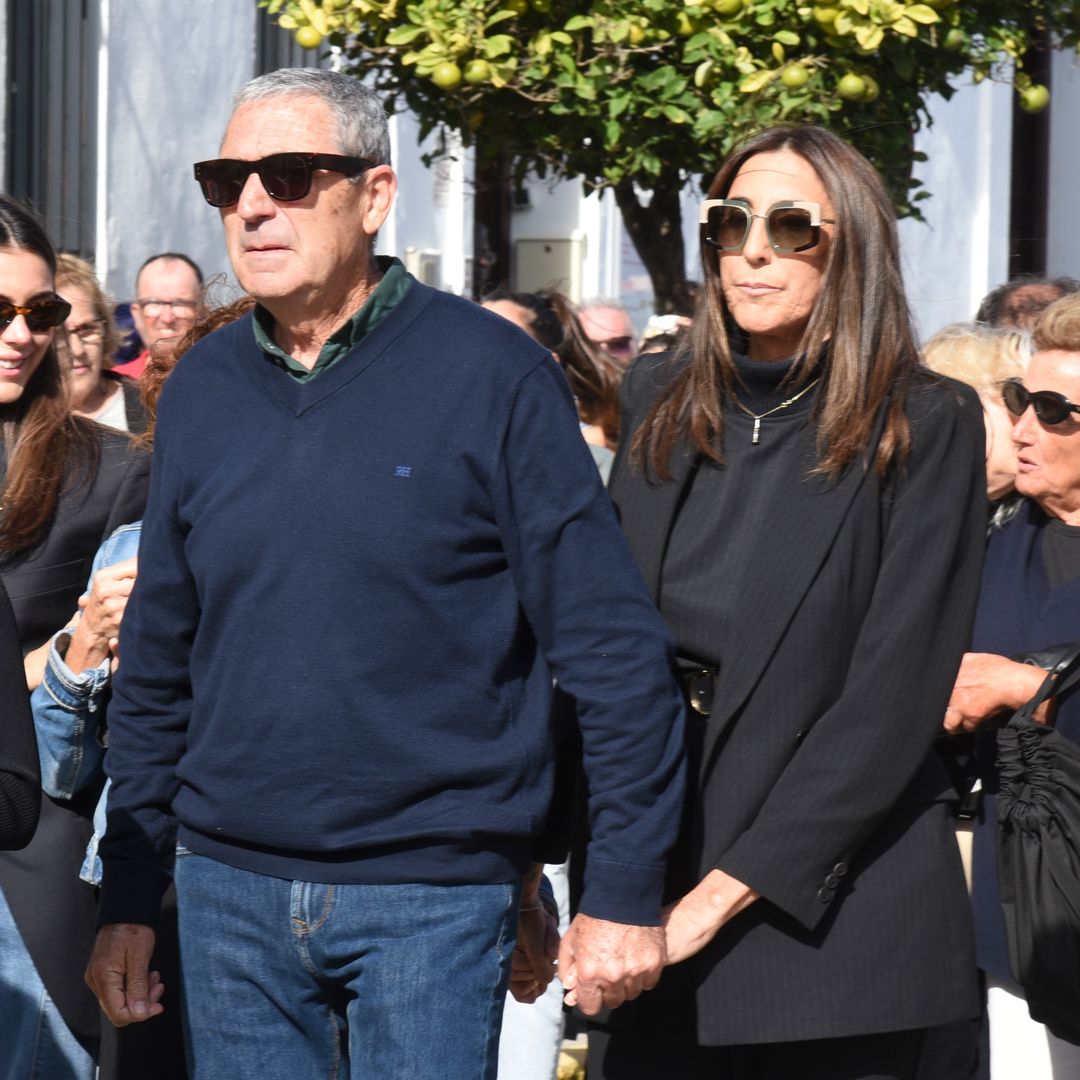 Paz Padilla, junto a su hija Anna Ferrer, arropada por familiares y amigos en el funeral por su hermano Luis