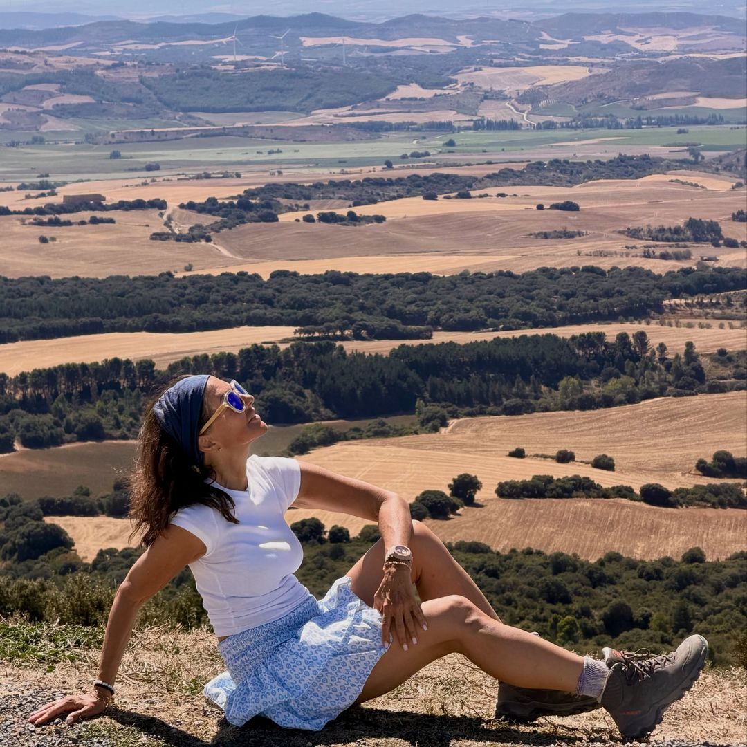 La curiosa foto de la condesa Alexandra de Dinamarca recorriendo 160 kilómetros del Camino de Santiago en minifalda
