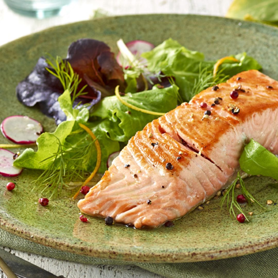 Supremas de salmón con ensalada a la vinagreta de naranja