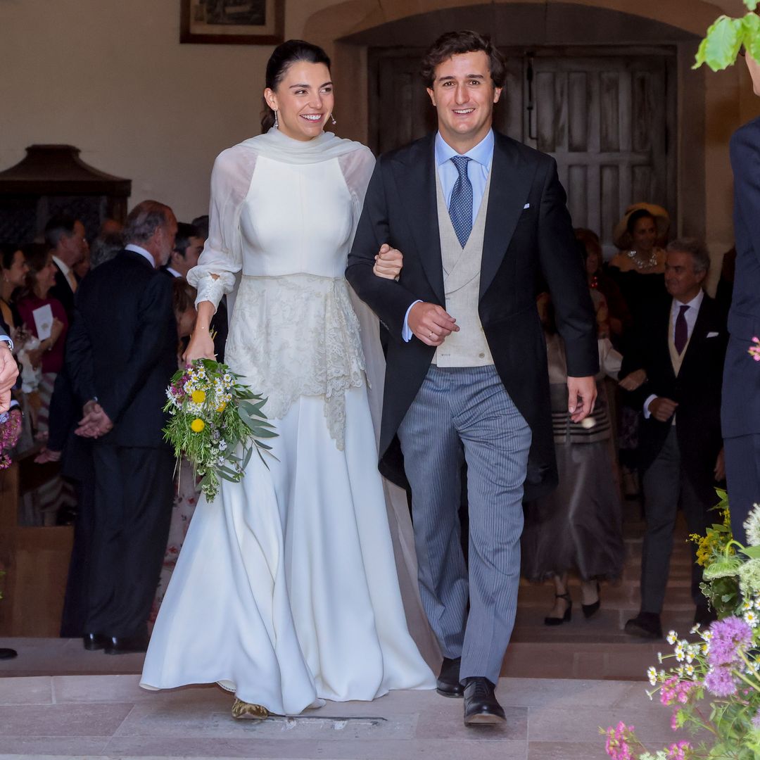 FOTOS EXCLUSIVAS. Los detalles del vestido de novia de María Milans del Bosch: de la pañoleta de encaje antiguo a sus tacones cómodos con bordado histórico