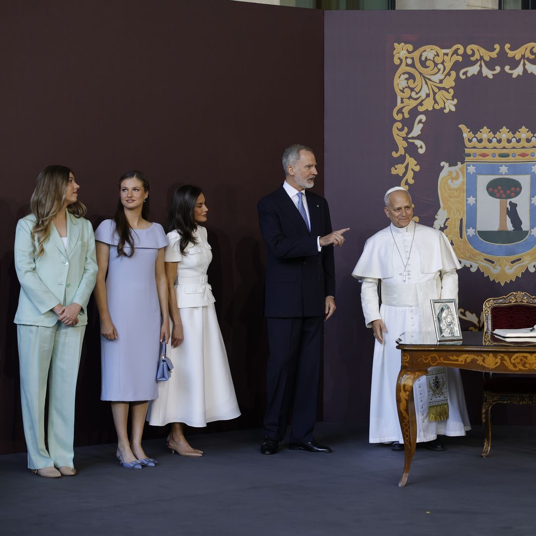 La infanta Sofía recupera su ‘uniforme’ favorito y cumple con el protocolo del Vaticano con recuerdo a su abuela incluido