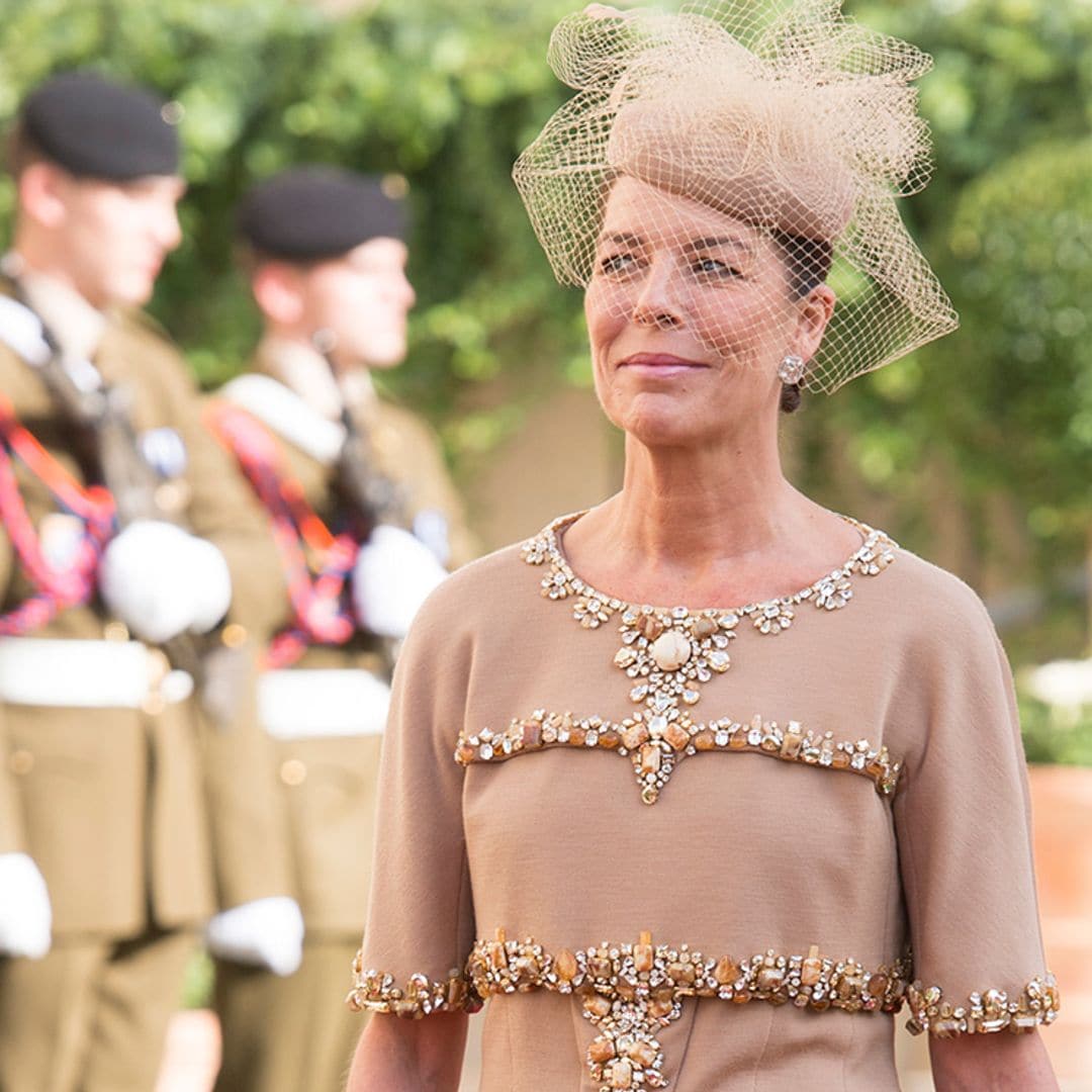 13 veces en las que Carolina de Mónaco inspiró a las madrinas más elegantes