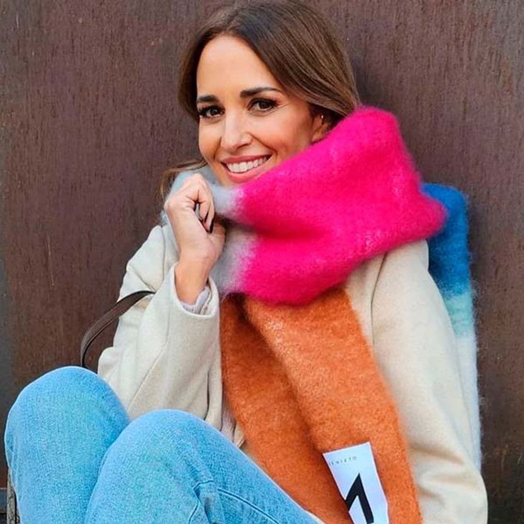 Paula Echevarría transforma un look básico con el abrigo de pelo que triunfa en el 'street style'